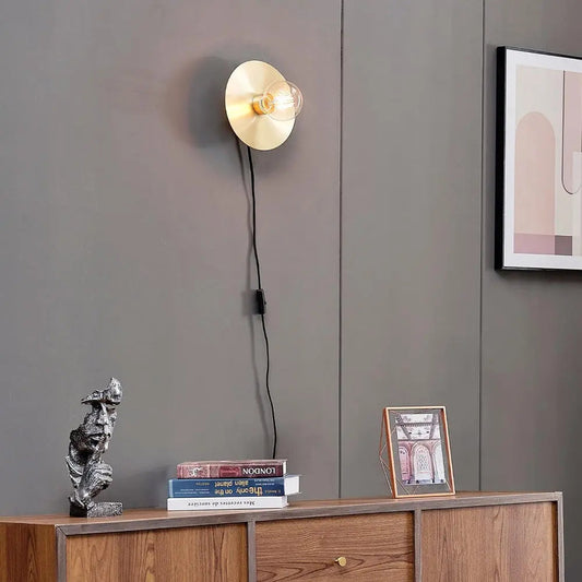 Luminaire mural en laiton avec ampoule exposée et design unique